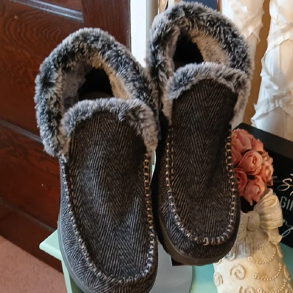 Nwot Hey Dude Size 7 Slip-ons - Picture 1 of 10